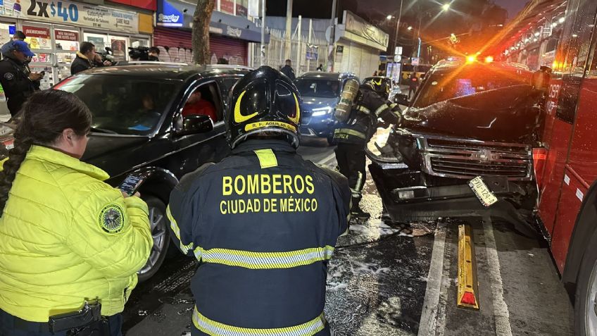 Fuerte choque entre Suburban blindada y Metrobús deja sin servicio a estación Durango