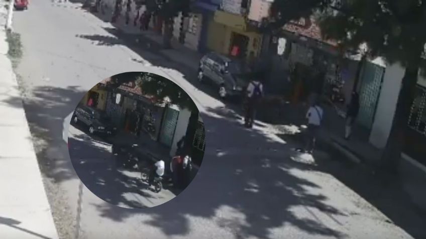 VIDEO: joven del Cetis echaba carreritas en su moto y se estrella frente a un carro estacionado