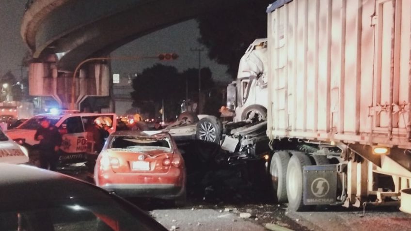 Camioneta cae sobre un auto y tráiler de segundo piso en puente de Cuautitlán