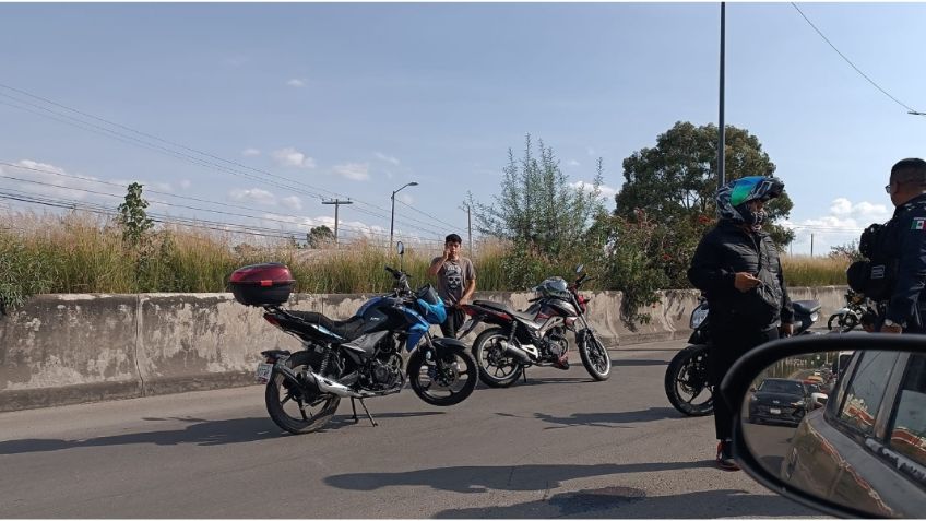 Fuerte accidente en la México-Puebla: motociclista se impacta contra cofre de automóvil y sufre fractura expuesta