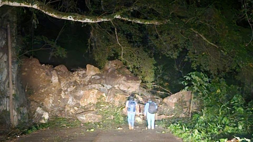 Caída de rocas impide el camino hacia Tuxlta Gutiérrez