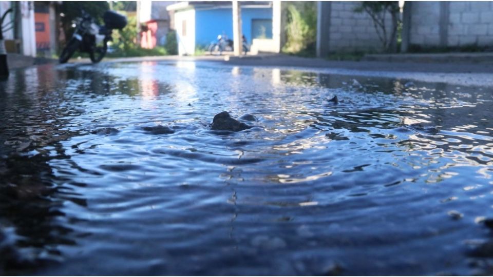 Cientos de litros de agua potable se desperdician en una fuga que se encuentra en la calle San José de la colonia Milpillas