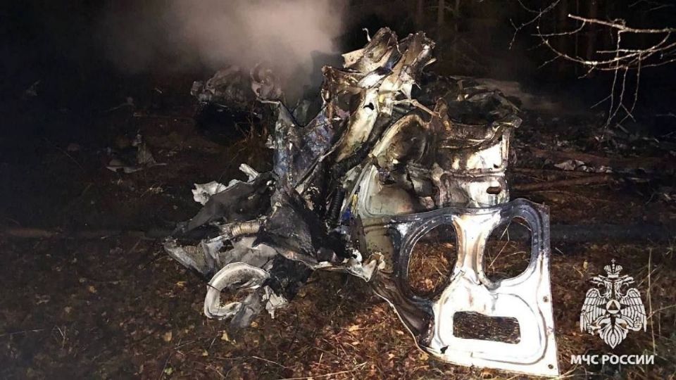 El helicóptero ambulancia de Rusia se estrelló en el bosque.