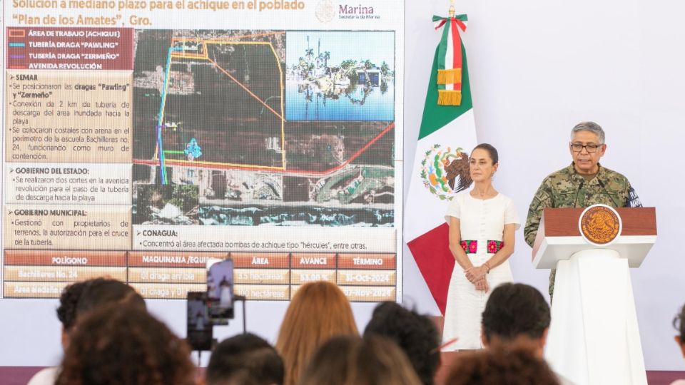 El almirante Raymundo Pedro Morales Ángeles, secretario de Marina, acompañó a la presidenta de México, Claudia Sheinbaum Pardo, al 'Informe general de las acciones por el huracán John.