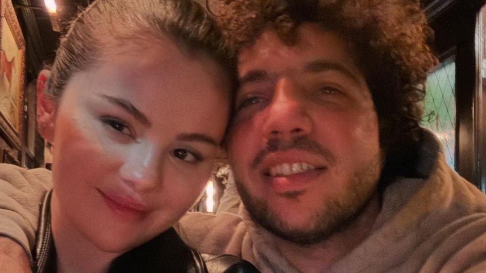 Selena Gómez y Benny Blanco se lucieron con sus disfraces de “Alicia en el país de las maravillas”.