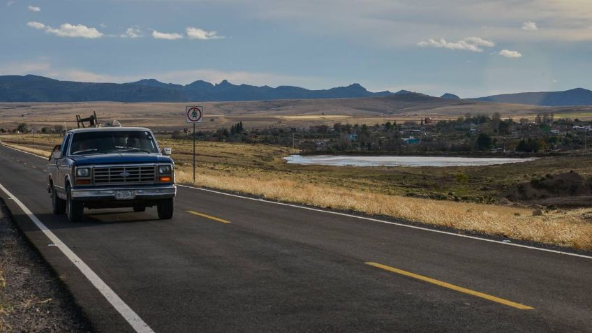 Hallan a familia muerta; abandonan los cuerpos cerca de una carretera federal