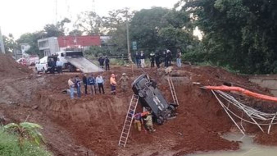 Automóvil cae a socavón en zona de construcción 
