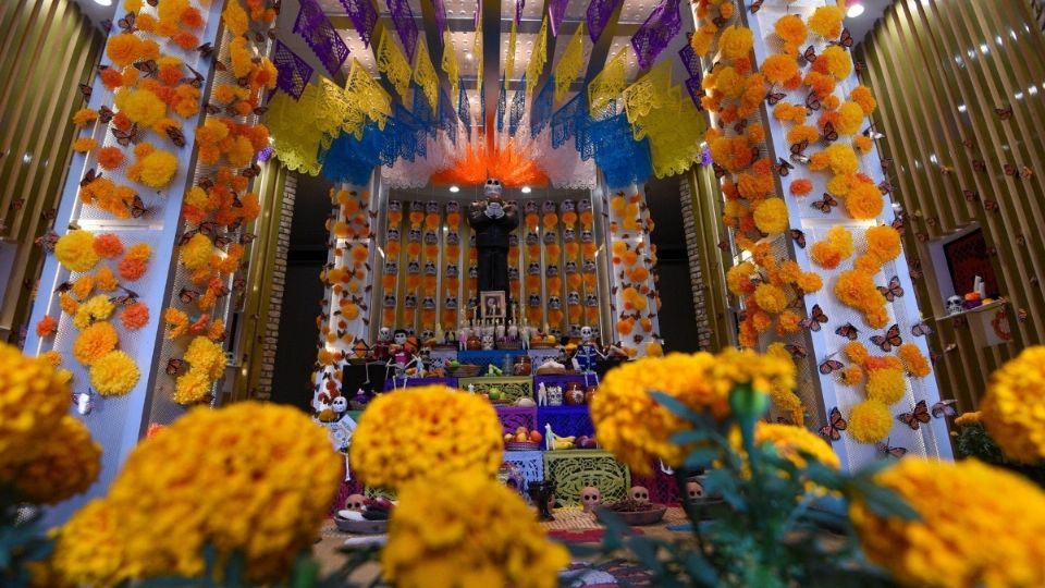 Colocar la ofrenda, o altar, dedicado a nuestros seres queridos es una de las tradiciones más arraigadas en México.