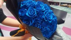 ¿Por qué se regalan flores azules a los novios HOY, 3 de octubre?