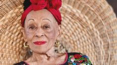 Omara Portuondo sacada en brazos del escenario en Barcelona al desorientarse durante el concierto