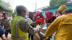 Protección Civil de Oaxaca rescata a personas atrapadas en sus viviendas por inundaciones en Juchitán