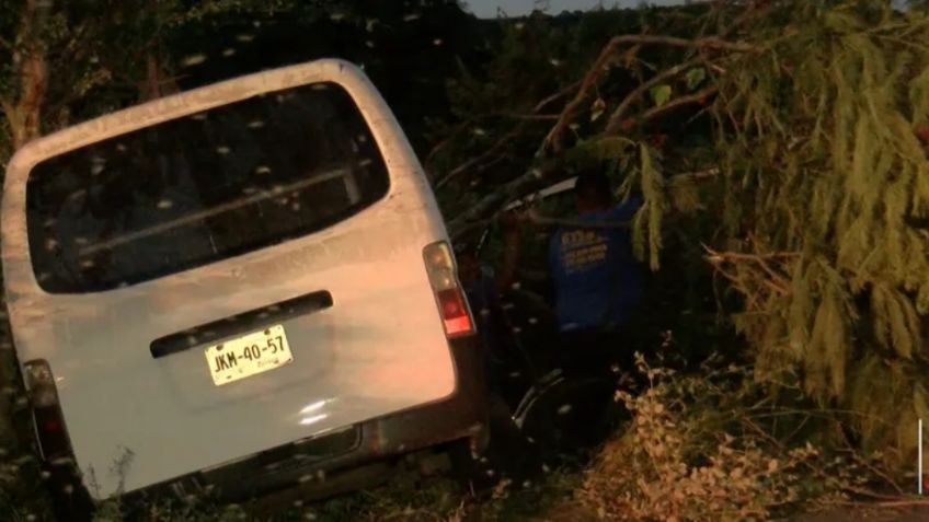 Mujer discute con su esposo, se arroja de auto en movimiento y su hija muere