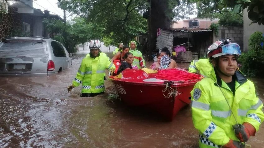 Suman más de 2 mil afectados por desbordamiento del río en Juchitán, Oaxaca