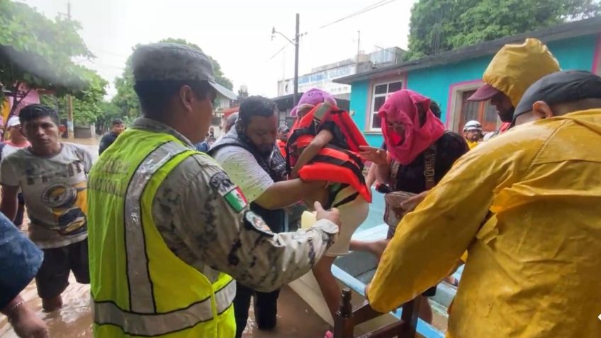 Protección Civil de Oaxaca rescata a personas atrapadas en sus viviendas por inundaciones en Juchitán