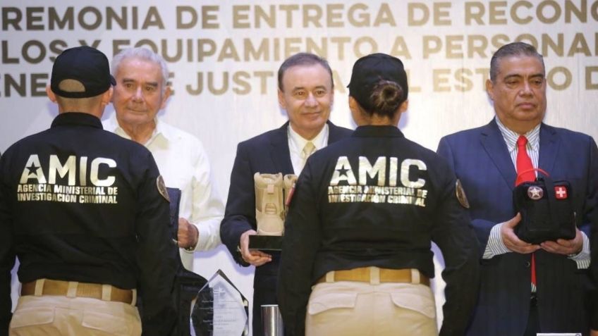 Alfonso Durazo entrega reconocimientos, equipo táctico y patrullas a personal de la FGJE