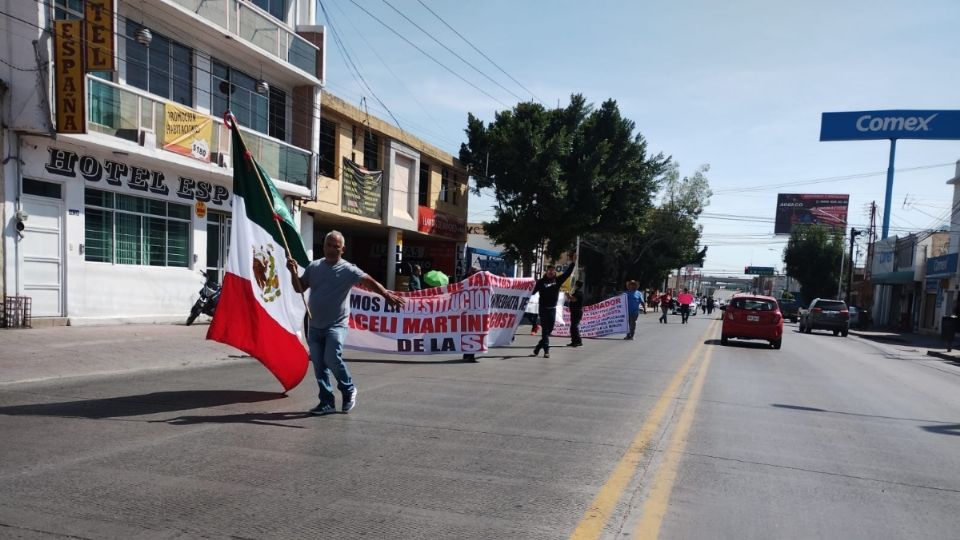 Con pancartas y mantas, los ruleteros potosinos piden la destitución de la funcionaría.