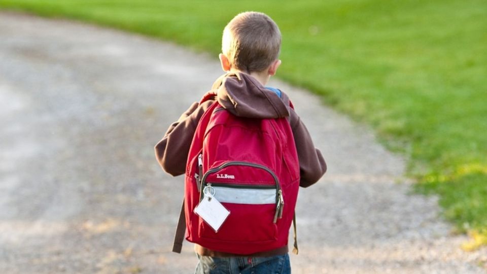 Tras el crimen el menor se fue a la escuela y fingió que todo estaba normal dentro de su casa.