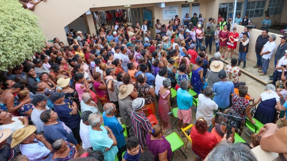 Salgado Pineda supervisó de manera personal la entrega de ayuda humanitaria y escucha las necesidades de la población afectada por el huracán John.