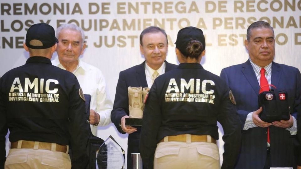 Alfonso Durazo Montaño encabezó la ceremonia de entrega de reconocimientos, estímulos y equipamiento a personal de la Fiscalía General de Justicia del Estado.