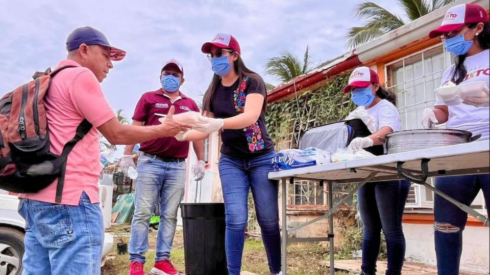 Entrega de víveres a damnificados