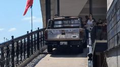 Un abuelito pierde el control de su camioneta y termina sobre la rampa en un mercado: "Me puse nervioso"