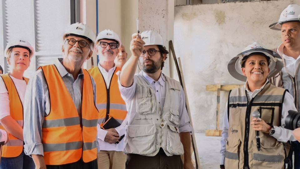 Alejandro Svarch Pérez, director general del IMSS-Bienestar, y el gobernador de Nayarit, Miguel Ángel Navarro Quintero, supervisaron los avances de dos nuevos hospitales.