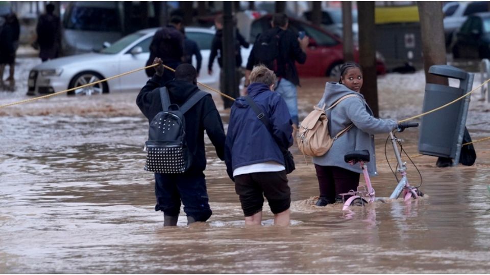 Los servicios de emergencias en la región oriental de Comunidad Valenciana confirmaron una cifra de 92 muertos el miércoles. Otros dos decesos fueron reportados en la vecina región de Castilla La Mancha.