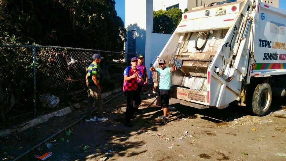 Trabajadores de recolección de basura durante su jornada de trabajo