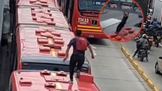 VIDEO: hombre corre sobre techo de autobuses en medio de una manifestación