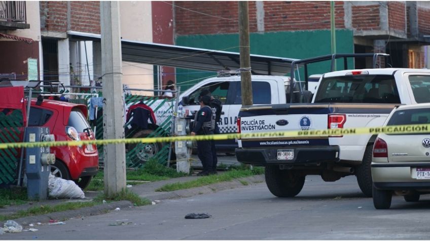 Dos hombres que reparaban un automóvil fueron asesinados a balazos a plena luz del día en Michoacán