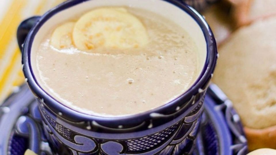 Si no sabes qué preparar te vamos a compartir una receta súper fácil de atole de guayaba que está para chuparse los dedos