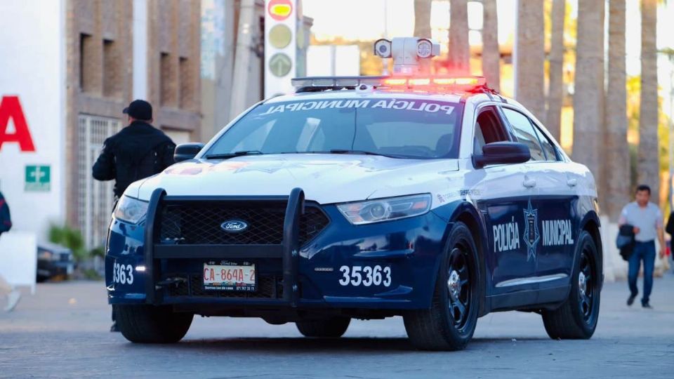 Patrulla de la policía municipal durante su recorrido.