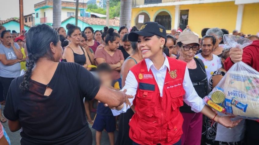 Evelyn Salgado lleva ayuda humanitaria a Jaleaca de Catalán en la sierra de Chilpancingo e implementa acciones para atender a damnificados por John