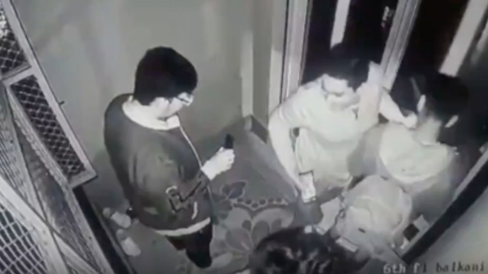 Un estudiante cayendo desde el sexto piso después de recargarse en un balcón mientras conversaba con tres amigos.