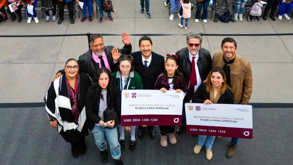 Alumnos reciben su apoyo económico en el Zócalo de la CDMX