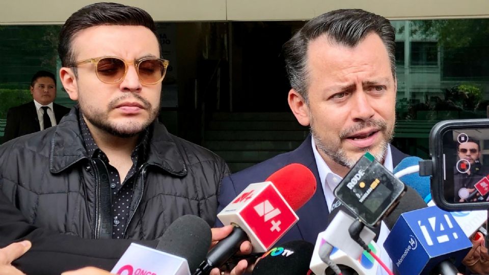 Antonio y Rodrigo Rojas Navarrete, familiares de Ifigenia Martínez, quien falleció este sábado.