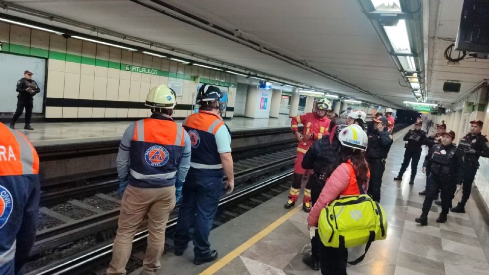 Servicios de emergencia laboran al interior de la estación.