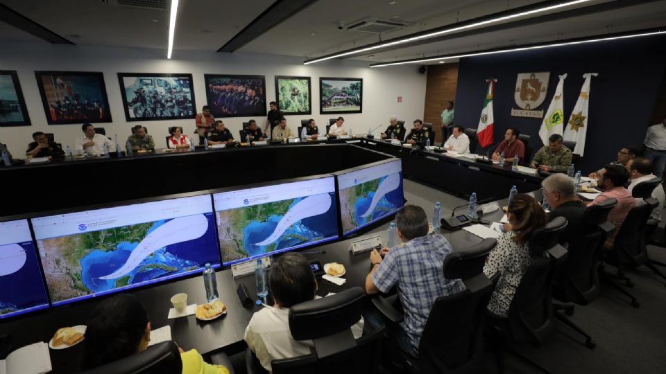 Autoridades de Yucatán evalúan los riesgos ante la proximidad del huracán.