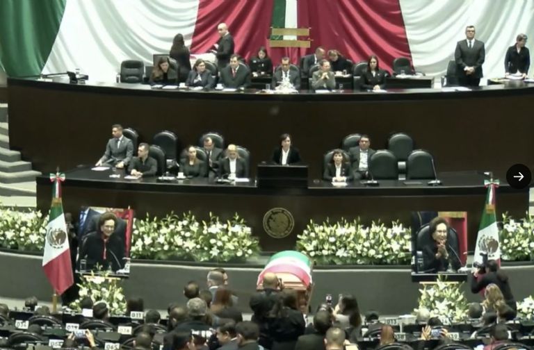 El féretro de Ifigenia Martinez se mantuvo durante la sesion en la Camara de Diputados