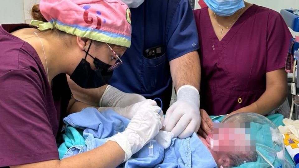 Con motivo de evitar complicaciones para la vida de la pequeña prematura, se realizó la cesárea en los quirófanos del Hospital General de Saltillo.