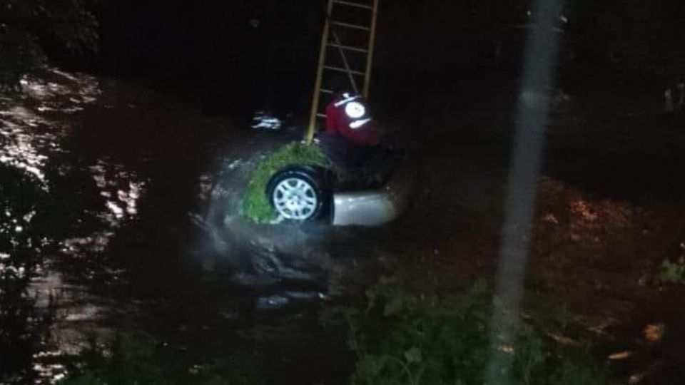 El vehículo fue rescatado del agua durante las primeras horas del domingo 6 de octubre.