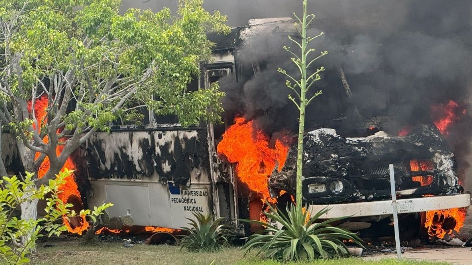 El autobús siniestrado pertenece a este plantel, sin embargo, como medida de protesta los trabajadores inconformes le prendieron fuego, en el interior de la institución.