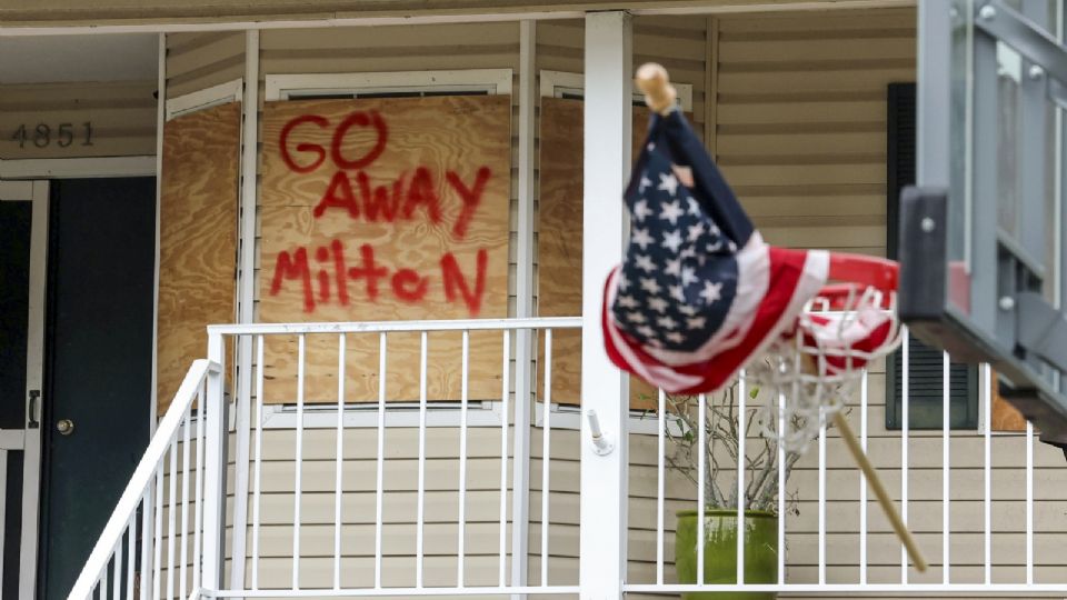 Una casa en Florida, tapiada y con un mensaje que dice 'vete, Milton'.