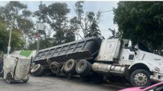 Se abre la tierra en CDMX: cae tráiler en socavón y deja 2 heridos en la GAM