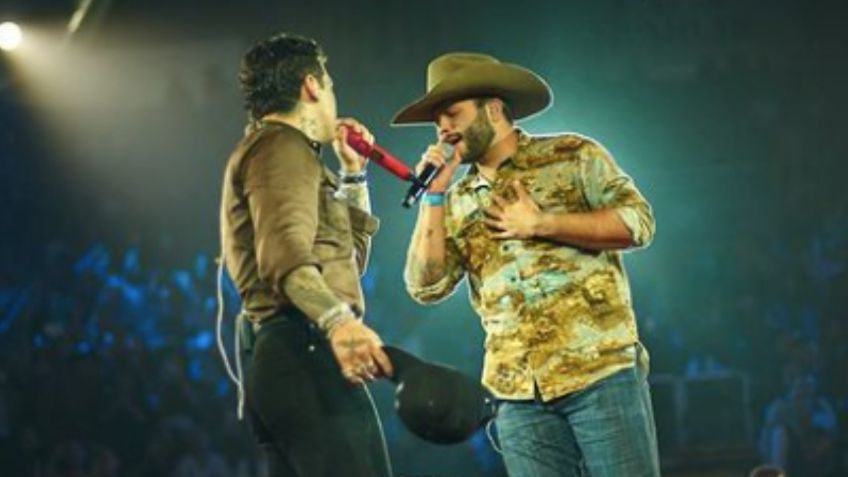 Nodal canta “Por mujeres como tú” junto a Leonardo Aguilar en el palenque de Las Fiestas de Octubre: VIDEO