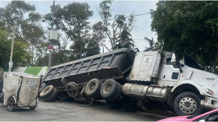 Se abre la tierra en CDMX: cae tráiler en socavón y deja 2 heridos en la GAM