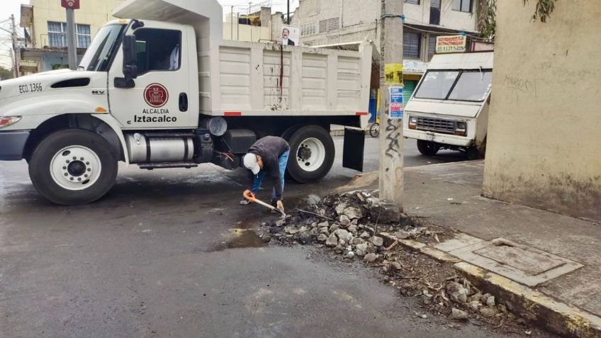 Iztacalco retira desechos y realiza desazolve en diversas colonias