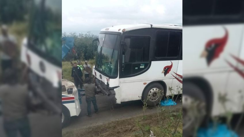 IMÁGENES FUERTES: muere familia que viajaba en motocicleta, chocaron de frente con autobús