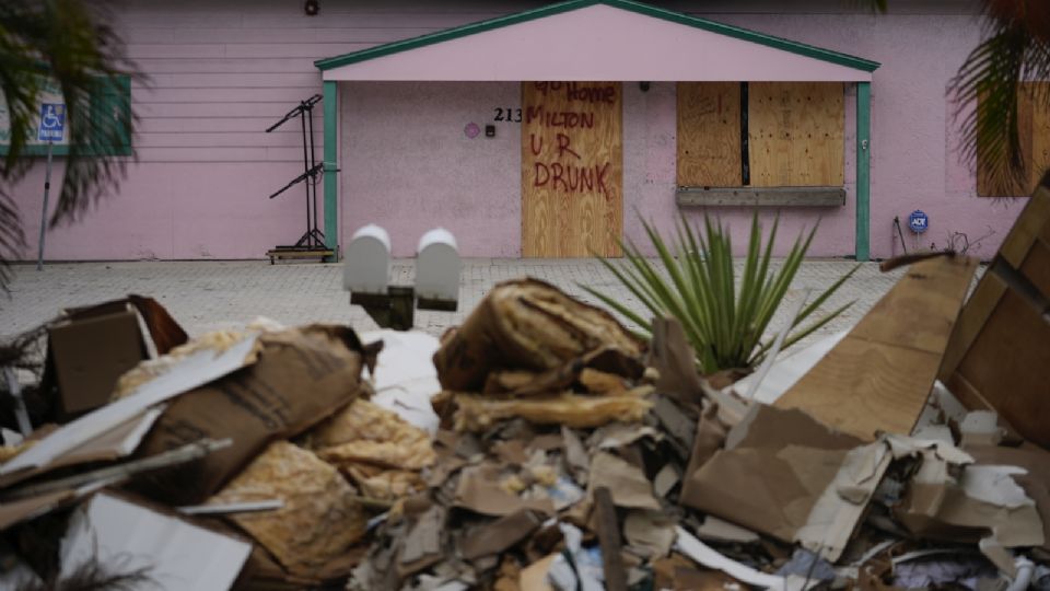 Una casa en Florida, preparada para la llegada de Milton, aún con los escombros dejados por Helene.