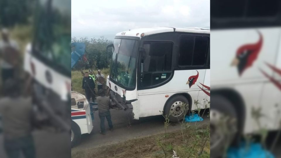 La motocicleta en la que viajaba la familia chocó de frente con el autobús.